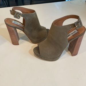 Size 6 Steve Madden Block Heel in olive green.
